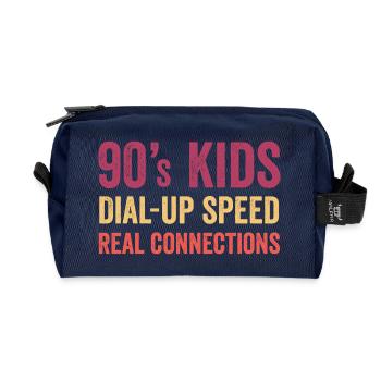 90s Kids – Einwahlgeschwindigkeit. Echte Verbindungen - Recycelte Kulturtasche - Navy - Vorne