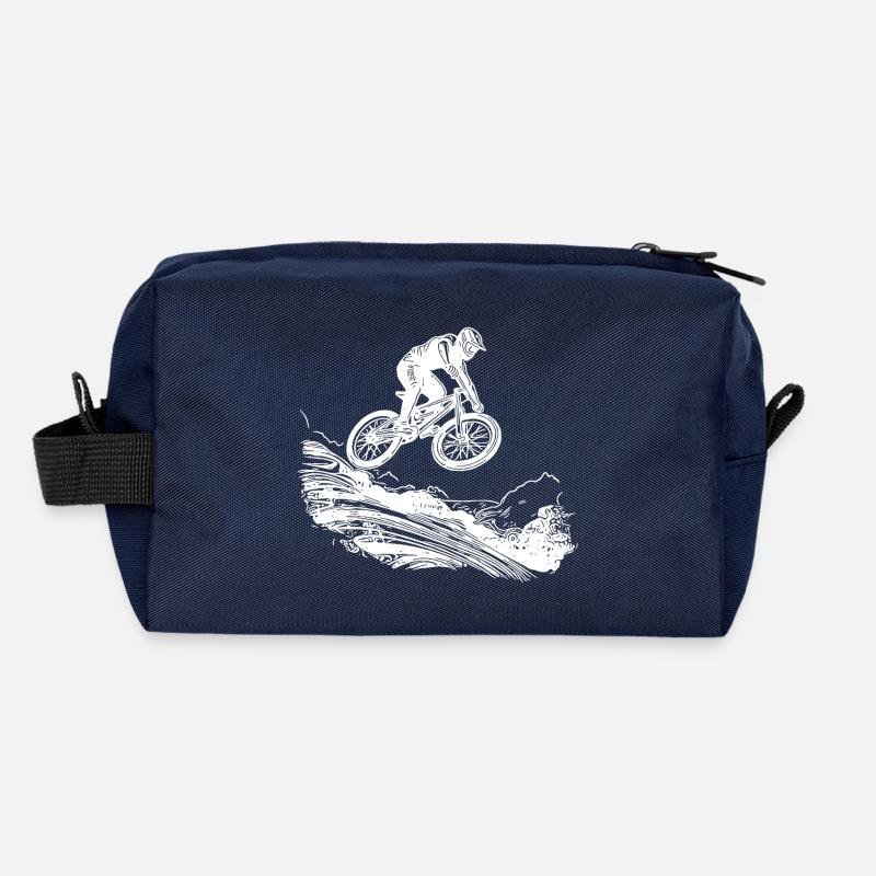 Vététistes avec vélo en bas de la montagne Trousse de toilette en tissu recyclé