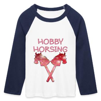 HOBBY HORSING PFERDE - Frauen Cropped Baseball T-Shirt 3/4 Arm - Weiß/Navy  - Vorne - Maraike (178cm)