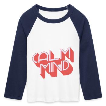 Tranquillité d’ – Trouvez votre équilibre intérieur - T-shirt Crop Top de Baseball Manches 3/4 Femme - blanc/marine  - Devant - Maraike (178cm)