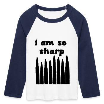 I Am So Sharp Bullet Typography Dark Statement Art - Frauen Cropped Baseball T-Shirt 3/4 Arm - Weiß/Navy  - Vorne - Maraike (178cm)