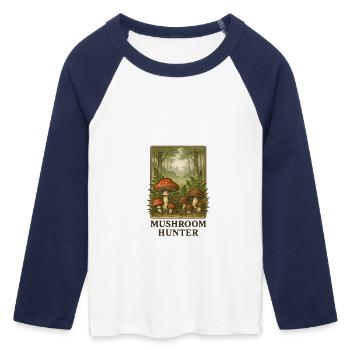 Motif Forêt de Chasseur de Champignons Vintage - T-shirt Crop Top de Baseball Manches 3/4 Femme - blanc/marine  - Devant - Maraike (178cm)