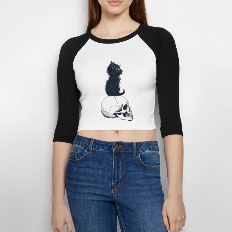 Niedliches Kätzchen sitzt auf einem Schädel Frauen Cropped Baseball T-Shirt 3/4 Arm