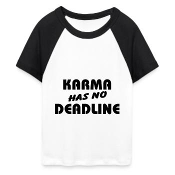 Karma has no Deadline - Frauen Cropped Baseball T-Shirt - Weiß/Schwarz - Vorne