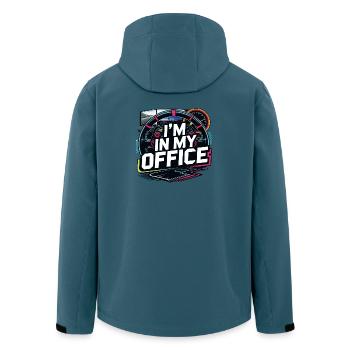 Ich bin in meinem Büro - Recycelte Männer Softshell-Jacke von Stanley/Stella - Dunkles Petrol - Hinten - AI Model Male 185 light (185cm)