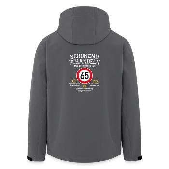 65. Geburtstag Schonend Behandeln Alte Kiste 65 - Recycelte Männer Softshell-Jacke von Stanley/Stella - Schwarz - Hinten - AI Model Male 185 light (185cm)