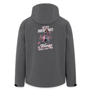 Unterschätze niemals eine Frau mit einer neuen Hüfte - Recycelte Männer Softshell-Jacke von Stanley/Stella - Schwarz - Hinten - AI Model Male 185 light (185cm)