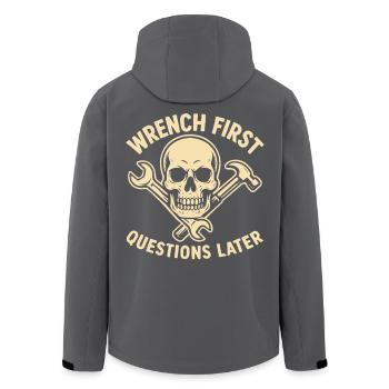 Zuerst Schrauben dann Fragen Mechaniker Humor - Recycelte Männer Softshell-Jacke von Stanley/Stella - Schwarz - Hinten - AI Model Male 185 light (185cm)