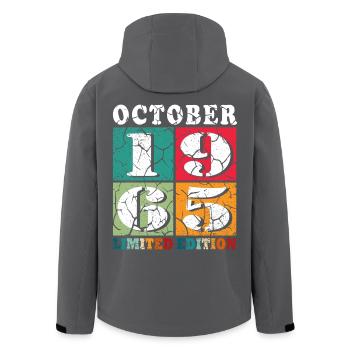 1965 Oktober Vintage - Oktober 1965 - Recycelte Männer Softshell-Jacke von Stanley/Stella - Schwarz - Hinten - AI Model Male 185 light (185cm)
