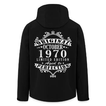 Oktober 1970 Jubiläumsgeschenk. Oktober 1970. - Recycelte Männer Softshell-Jacke von Stanley/Stella - Schwarz - Hinten - AI Model Male 185 light (185cm)
