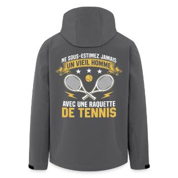 vieil homme avec une raquette de tennis - Veste softshell homme en polyester recyclé Stanley/Stella - noir - Dos - AI Model Male 185 light (185cm)