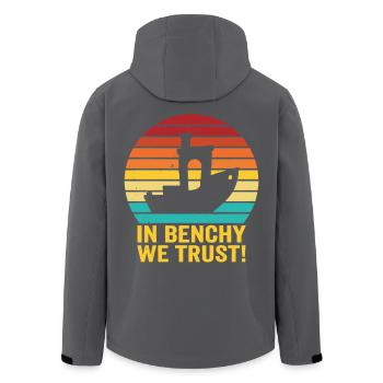 In Benchy We Trust – Retro 3D Druck Design - Recycelte Männer Softshell-Jacke von Stanley/Stella - Schwarz - Hinten - AI Model Male 185 light (185cm)