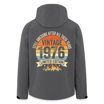 Jahrgang 1976 Retro Geburtstags Design  - Recycelte Männer Softshell-Jacke von Stanley/Stella - Schwarz - Hinten - AI Model Male 185 light (185cm)
