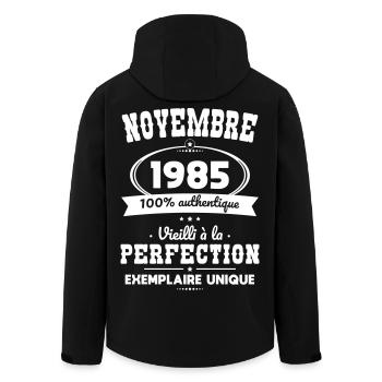 40-jähriges Jubiläum - November 1985 Perfektion - Recycelte Männer Softshell-Jacke von Stanley/Stella - Schwarz - Hinten - AI Model Male 185 light (185cm)