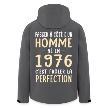 Né en 1976 – Frôler la perfection  - Veste softshell homme en polyester recyclé Stanley/Stella - charbon - Dos - AI Model Male 185 light (185cm)