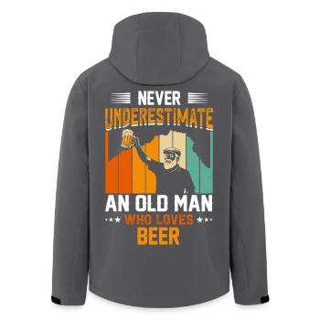 Never Underestimate an Old Man Who Loves Beer - Recycelte Männer Softshell-Jacke von Stanley/Stella - Schwarz - Hinten - AI Model Male 185 light (185cm)
