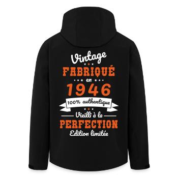 1946 – Jahrgang – Perfekt gereift - Recycelte Männer Softshell-Jacke von Stanley/Stella - Schwarz - Hinten - AI Model Male 185 light (185cm)