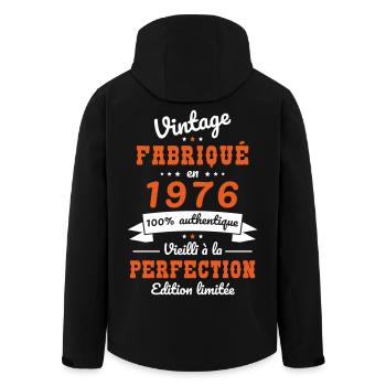 1976 – Vintage – Perfekt gereift - Recycelte Männer Softshell-Jacke von Stanley/Stella - Schwarz - Hinten - AI Model Male 185 light (185cm)