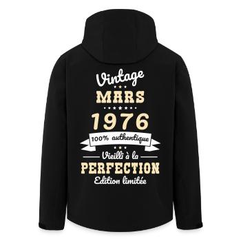 Anniversaire 50 ans - Vintage - Mars 1976 - Veste softshell homme en polyester recyclé Stanley/Stella - noir - Dos - AI Model Male 185 light (185cm)