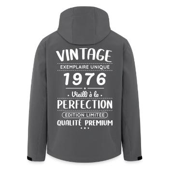 1976 – Vintage – Vieilli à la perfection - Veste softshell homme en polyester recyclé Stanley/Stella - noir - Dos - AI Model Male 185 light (185cm)