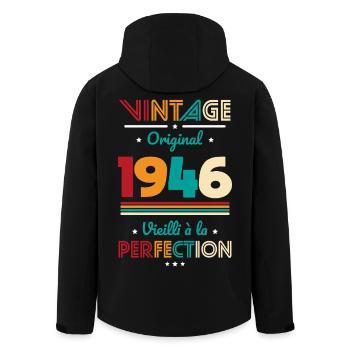 1946 – Jahrgang – Perfekt gereift - Recycelte Männer Softshell-Jacke von Stanley/Stella - Schwarz - Hinten - AI Model Male 185 light (185cm)
