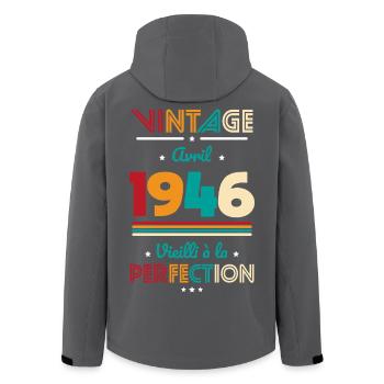 80. Geburtstag – Vintage – April 1946 - Recycelte Männer Softshell-Jacke von Stanley/Stella - Schwarz - Hinten - AI Model Male 185 light (185cm)