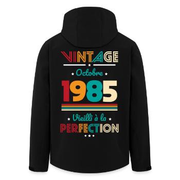 40. Geburtstag - Vintage - Oktober 1985 - Recycelte Männer Softshell-Jacke von Stanley/Stella - Schwarz - Hinten - AI Model Male 185 light (185cm)