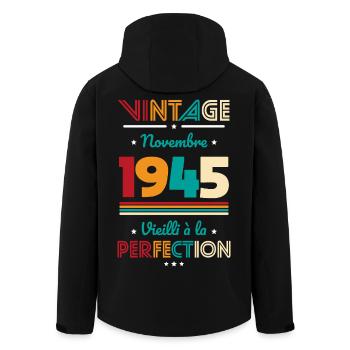 80 Jahre Jubiläum - Jahrgang - November 1945 - Recycelte Männer Softshell-Jacke von Stanley/Stella - Schwarz - Hinten - AI Model Male 185 light (185cm)