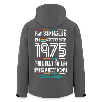 50. Jahrestag – Hergestellt im Oktober 1975 - Recycelte Männer Softshell-Jacke von Stanley/Stella - Schwarz - Hinten - AI Model Male 185 light (185cm)