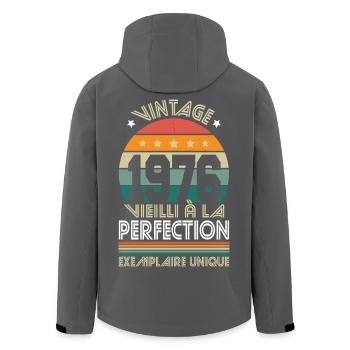 1976 – Vintage – Einzigartiges Exemplar - Recycelte Männer Softshell-Jacke von Stanley/Stella - Anthrazit - Hinten - AI Model Male 185 light (185cm)