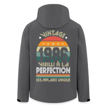 1986 – Vintage – Einzigartiges Exemplar - Recycelte Männer Softshell-Jacke von Stanley/Stella - Anthrazit - Hinten - AI Model Male 185 light (185cm)