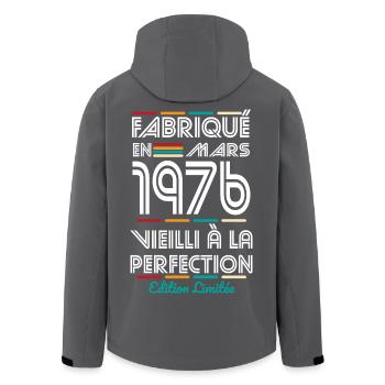 50-jähriges Jubiläum – Hergestellt im Februar 1976 - Recycelte Männer Softshell-Jacke von Stanley/Stella - Schwarz - Hinten - AI Model Male 185 light (185cm)