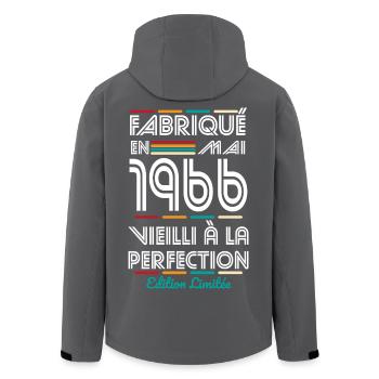 60-jähriges Jubiläum – Hergestellt im Mai 1966 - Recycelte Männer Softshell-Jacke von Stanley/Stella - Schwarz - Hinten - AI Model Male 185 light (185cm)