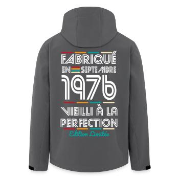 Anniversaire 50 ans - Fabriqué en Septembre 1976 - Veste softshell homme en polyester recyclé Stanley/Stella - noir - Dos - AI Model Male 185 light (185cm)