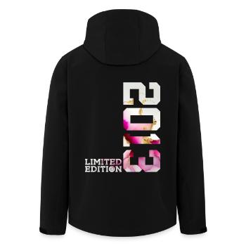 LIMITED EDITION 2013 13. GEBURTSTAG - Recycelte Männer Softshell-Jacke von Stanley/Stella - Schwarz - Hinten - AI Model Male 185 light (185cm)