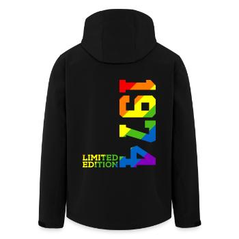 LGBTQ 1974 REGENBOGEN QUEER 52. GEBURTSTAG PRIDE - Recycelte Männer Softshell-Jacke von Stanley/Stella - Schwarz - Hinten - AI Model Male 185 light (185cm)