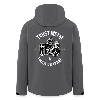 Trust me I'm a Photographer Fotografie Fotograf - Recycelte Männer Softshell-Jacke von Stanley/Stella - Schwarz - Hinten - AI Model Male 185 light (185cm)