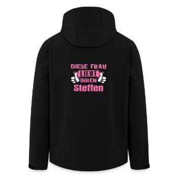 Diese Frau liebt ihren Steffen - Recycelte Männer Softshell-Jacke von Stanley/Stella - Schwarz - Hinten - AI Model Male 185 light (185cm)