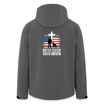 Battle Tested Faith Driven Soldat Kreuz USA Flagge - Recycelte Männer Softshell-Jacke von Stanley/Stella - Schwarz - Hinten - AI Model Male 185 light (185cm)