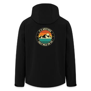 Es ist noch eine halbe Meile oder so Wanderweg-Humor - Recycelte Männer Softshell-Jacke von Stanley/Stella - Schwarz - Hinten - AI Model Male 185 light (185cm)