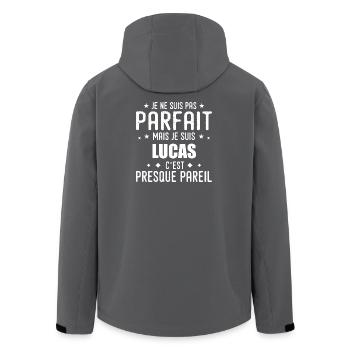 Lucas: authentisch, unvollkommen, Top, Perfektion - Recycelte Männer Softshell-Jacke von Stanley/Stella - Anthrazit - Hinten - AI Model Male 185 light (185cm)