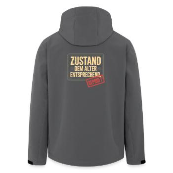 Zustand Dem Alter Entsprechend Oldtimer Geburtstag - Recycelte Männer Softshell-Jacke von Stanley/Stella - Anthrazit - Hinten - AI Model Male 185 light (185cm)
