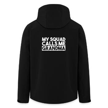 Mein Team nennt mich Mama Retro Typografie - Recycelte Männer Softshell-Jacke von Stanley/Stella - Schwarz - Hinten - AI Model Male 185 light (185cm)