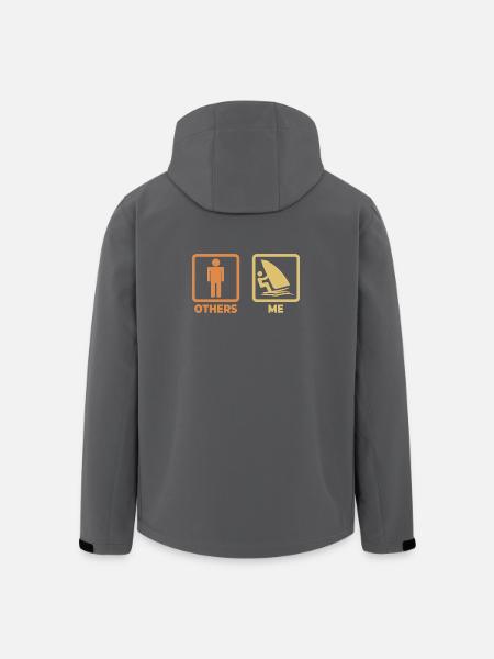 Sjov windsurfer-tændstikman - Stanley/Stella herre softshelljakke i genanvendt polyester - sort