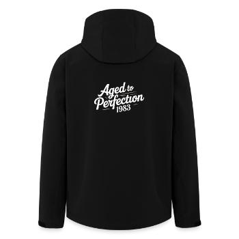 1983 Conception du 43 – Pour 43 ans - Veste softshell homme en polyester recyclé Stanley/Stella - noir - Dos - AI Model Male 185 light (185cm)