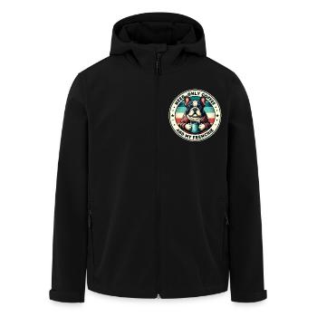 Brauche nur Kaffee und meinen Frenchie - Recycelte Männer Softshell-Jacke von Stanley/Stella - Schwarz - Vorne - AI Model Male 185 light (185cm)