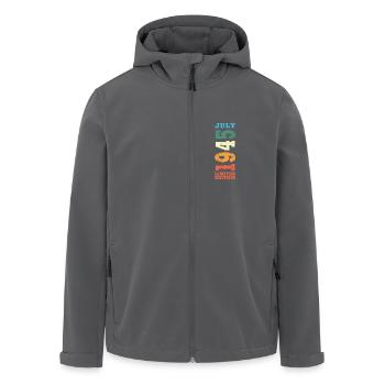 Juli 1945 Vinatge Geburtstagsgeschenk - Recycelte Männer Softshell-Jacke von Stanley/Stella - Schwarz - Vorne - AI Model Male 185 light (185cm)