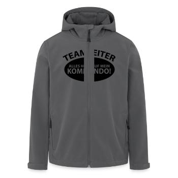 Teamleiter - Alles hört auf mein Kommando! - Recycelte Männer Softshell-Jacke von Stanley/Stella - Schwarz - Vorne - AI Model Male 185 light (185cm)
