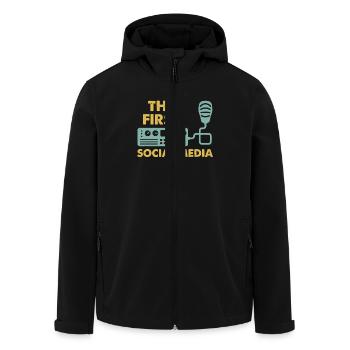 Das Erste Soziale Medium Funkgerät Mikrofon Retro - Recycelte Männer Softshell-Jacke von Stanley/Stella - Schwarz - Vorne - AI Model Male 185 light (185cm)