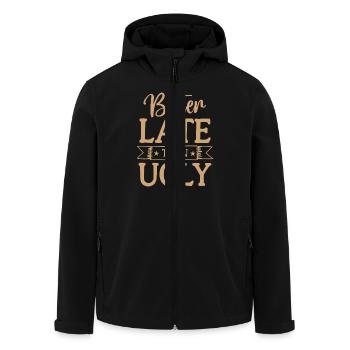 Better Late than Ugly Lustiger Spruch Zitat - Recycelte Männer Softshell-Jacke von Stanley/Stella - Schwarz - Vorne - AI Model Male 185 light (185cm)